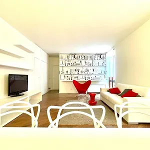 Domus - Ampia Moderna Casa Su 2 Piani Nel Cuore Di , Verona Italy